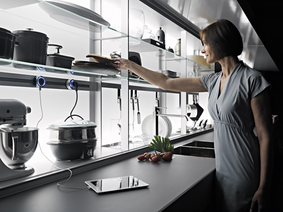 Das Artematica System mit Tresen und Türen aus gehärtetem Glas und Rückwand New Logica, die zur Aufbewahrung von Küchenaccessoires verwendet werden kann. Glas ist eines der gesündesten und nachhaltigsten Materialien, da es zu 100% emissionsfrei ist