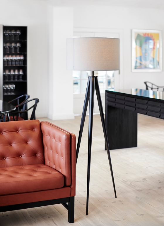 Bell+ and Paso Tri come in a variety of sizes and finishes. Top: the Bell+ in oak-copper finish; above: the Paso Tri as floor lamp in black-snow white