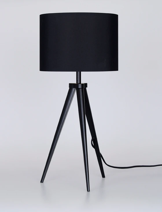 The elegant and excellently crafted Paso Tri series is designed by Thomas Darø and is a new element in the original Paso collection. Here it can be seen as a table lamp in black-black