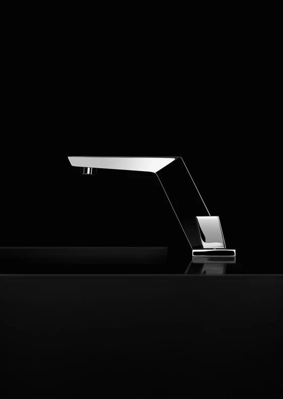 Markantes und progressives Design mit Wiedererkennungswert: die Armatur SUPERNOVA spielt mit polygonalen Flächen und Lichtreflexen