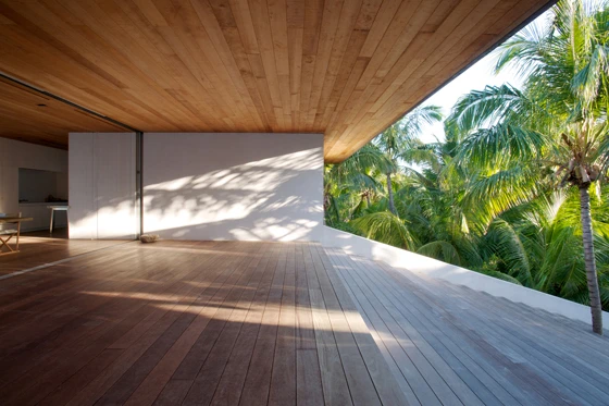 The ultimate in cross-ventilation awaits guests at Oppenheim Architecture + Design’s House on a Dune in the Bahamas. Retractable glass walls on either side of its main living space create a superlative breezeway and striking views. Photos: Karen Fuchs
