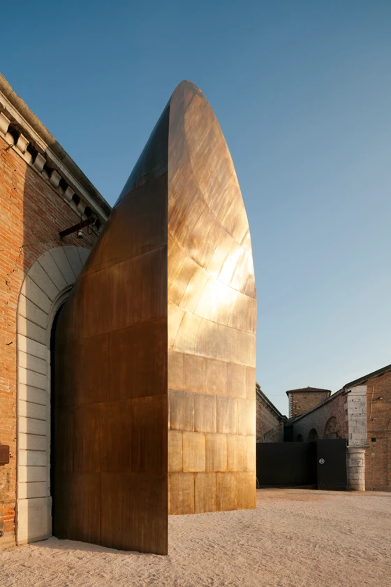 De Castelli works with architects to realise their visions in metal, such as Cino Zucchi’s sculptural entrance to the Italian Pavilion at the 14th International Architecture Exhibition in Venice