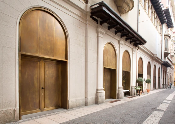 De Castelli uses a combination of the latest technologies and traditional craftsmanship to shape metals including copper, steel, iron and brass to the specifications of its collaborators