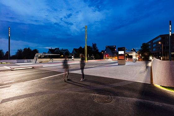 The minimalist design language of the product delivers high visual quality without taking centre stage, so that both the architecture of the “island bridge” and the sculpture in the centre can be fully appreciated.