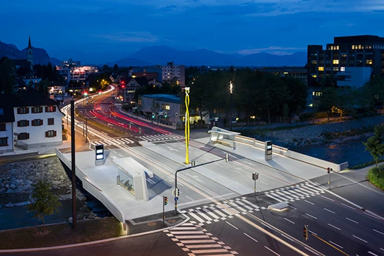 The key challenge for the lighting solution was to ensure a uniform illumination that covered the total area and complied fully with the relevant standards for road transport, cycle paths and pedestrian crossings.