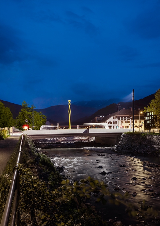 In terms of pure functionally the Sägerbrücke bridge offers a crossing over the Dornbirner Ach river, but it is also a key point for cars and lorries accessing the downtown area and a busy hub for public transport.