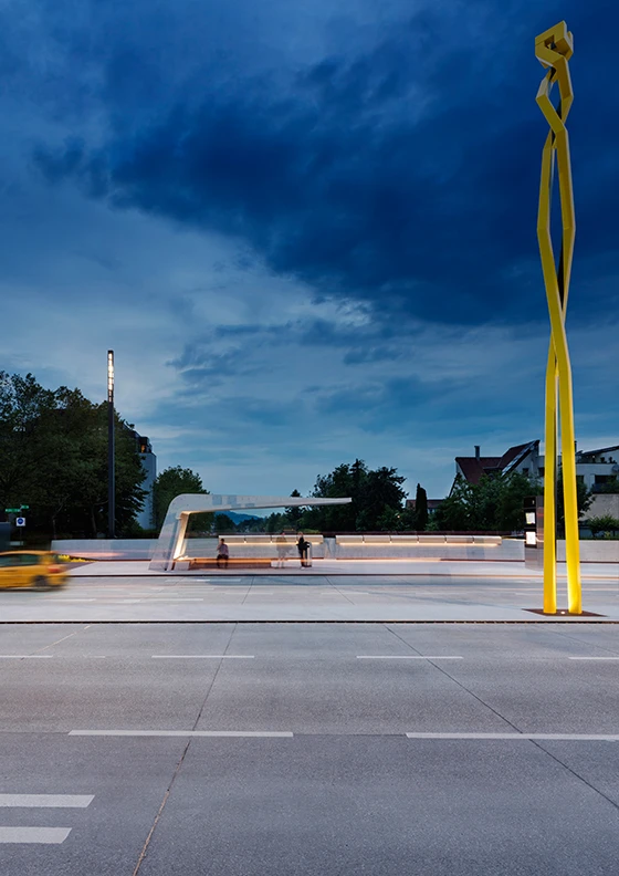 The lighting solution for the bridge was developed and realised by Zumtobel in close cooperation with the architect Hugo Dworzak and the artist Hubert Lampert.