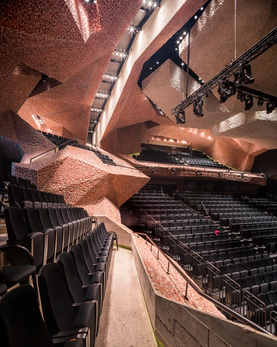 The material used by architect Fernando Menis for the interior of his CKK Jordanki concert hall in Torun, Poland, serves both an aesthetic and acoustic function; the crushed brick and concrete aggregate provides optimal sound; Fotos: Replińska, Certowicz