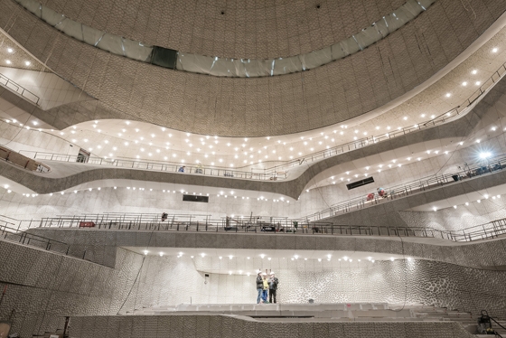 Herzog & de Meuron’s much-anticipated Elbphilharmonie concert hall in Hamburg’s regenerated docklands serves at once as cultural venue, hotel and spectacular piece of place-making; Photos: Maxim Schultz