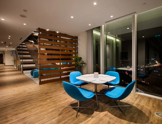 From the top of the wide staircase, some of Allianz Turkey’s many seating, socialising and workspaces options are on view. Rather than sealing off meeting spaces, architects Swanke Haydenn Connell use timber slatting for semi-private work