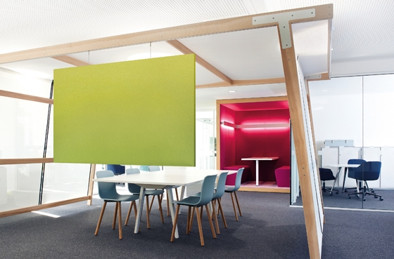 Looks good and optimises the acoustics, too: the COLOR FIELDS textile panel system uses various formats and colour combinations to offer a multitude of design possibilities