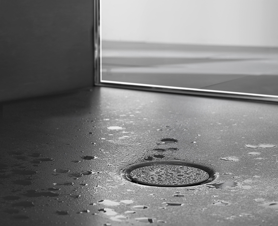 A seamless surface without joints ensures hygiene (top), while the special BetteAntislip Pro enamel finish ensures non-slip footing (above)