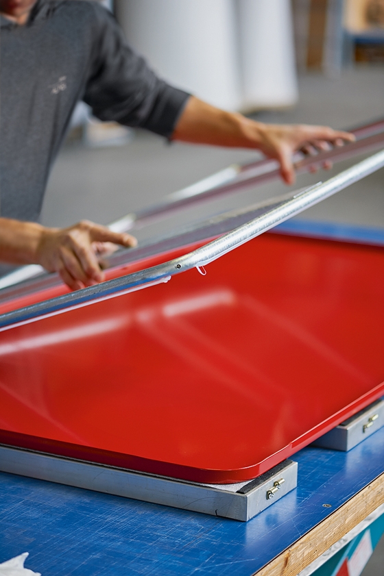 Sound-absorbing: applying silicone adhesive all the way round ensures the sheet metal doesn’t sound tinny