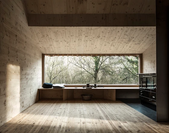 A rural retreat from city living in the form of Austrian office Raumhochrosen’s compact wood cabin, with large picture windows on opposing sides. Fotos: Albrecht Imanuel Schnabel