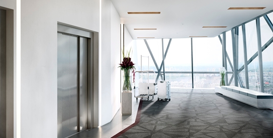 Top: A virtual office building featuring a contemporary architectural concept. Rooms and products can be experienced interactively. Above: All the interior spaces of the virtual hotel have been developed down to the last detail. (Both for ABB)