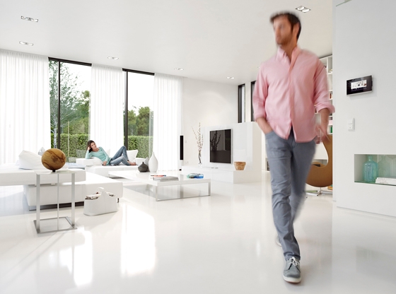 For the Busch-Jaeger brand sooii has visualised a complete architectural set and showcased it in a hyperreal manner. Within the interactive space products can be experienced to the maximum