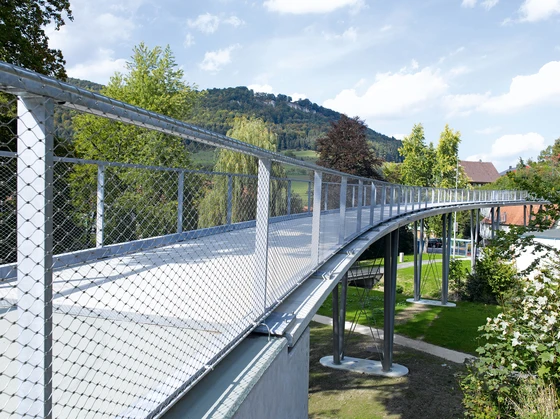 Geschäumte Textilschläuche im Experimentierstadium (© Fabric Foam). Der „Leichtbau“ ganz anderer Art in Form der Textilbetonbrücke in Albstadt-Lautlingen überzeugt schon seit Jahren (© Groz-Beckert)