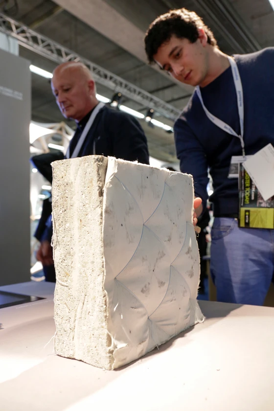 Ein viel beachteter Wettbewerbsbeitrag vor zwei Jahren war die textile Betonschalung, die in ihrer Oberflächengestalt an eine Polsterfläche erinnert und die typischen Schalungslöcher vermeidet