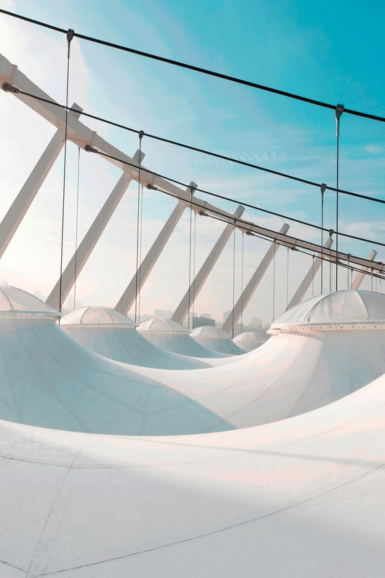 Nur ein Beispiel von vielen: Dynamisch gekrümmtes Stadiondach in Kiew mit Lüftungsaustritten. Das universelle Membranmaterial ist Polytetrafluorethylen oder kurz: PTFE (© 3M-Dyneon/M. Bredt)