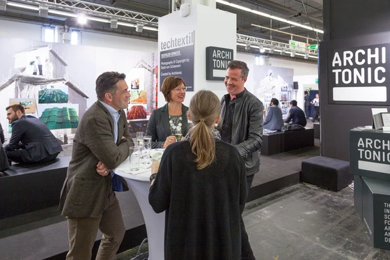 Messealltag: Verblüffende Produkte wie beispielsweise extrem flache Heizelemente für Fußböden oder diverse materialverstärkende Gewebe für die Bauindustrie – und alles verknüpft in anregenden Gesprächen und interessanten Kontakten