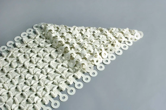 Das kleidungstaugliche Textil mit integrierten LEDs (© Forster Rohner), das Abstandsgewirk als Betonbewehrung (© Fraas) oder der Wettbewerbsbeitrag ’Loop’ von Selma Durand (2015) zeigen das weite Spektrum textiler Forschung und Entwicklung