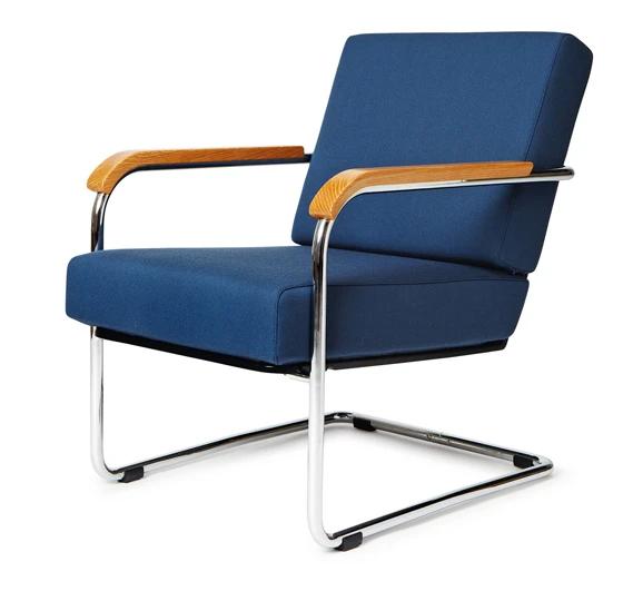 Funktionales Design: Der von Max Werner Moser entworfene Fauteuil überrascht mit verstellbarer Sitzfläche.