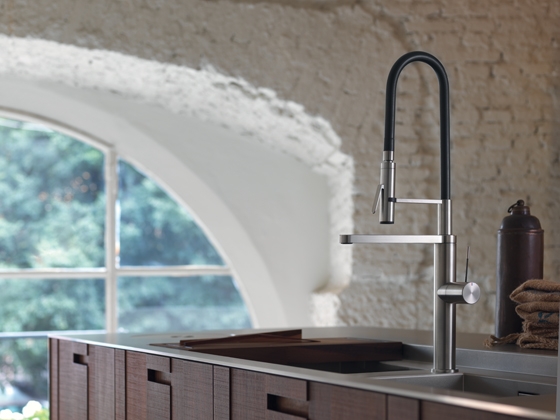 The intelligent and practical KWC ONO is especially suited to use in commercial kitchens and, thanks to its elegant design, residential kitchens as well