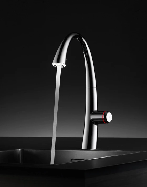 KWC, the Swiss manufacturer of bathroom and kitchen fittings, stands for high-quality design and innovative technology – both of which are united in the series KWC ZOE, for example