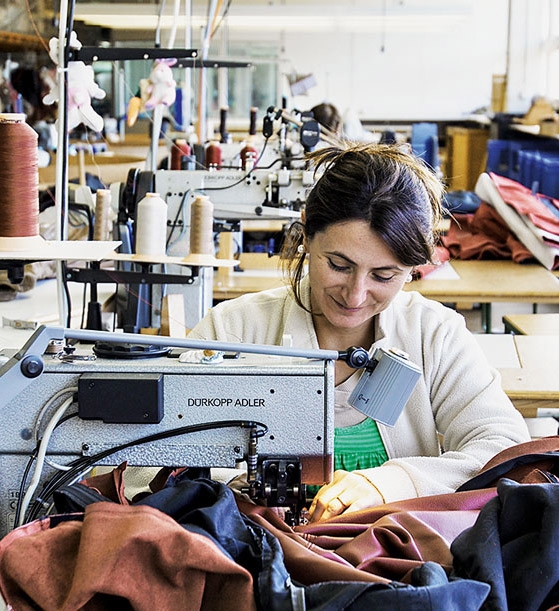 Handarbeit: Ein Sofabezug besteht aus unzähligen Einzelteilen. Das Zusammennähen erfolgt mit Präzision.