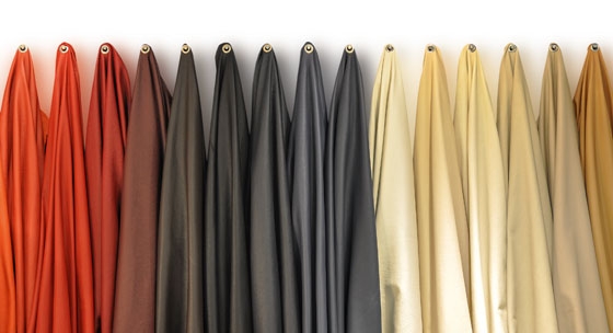 Sorgfältig: Das Leder wird vom Fachmann noch in der Gerberei auf seine Qualität geprüft.