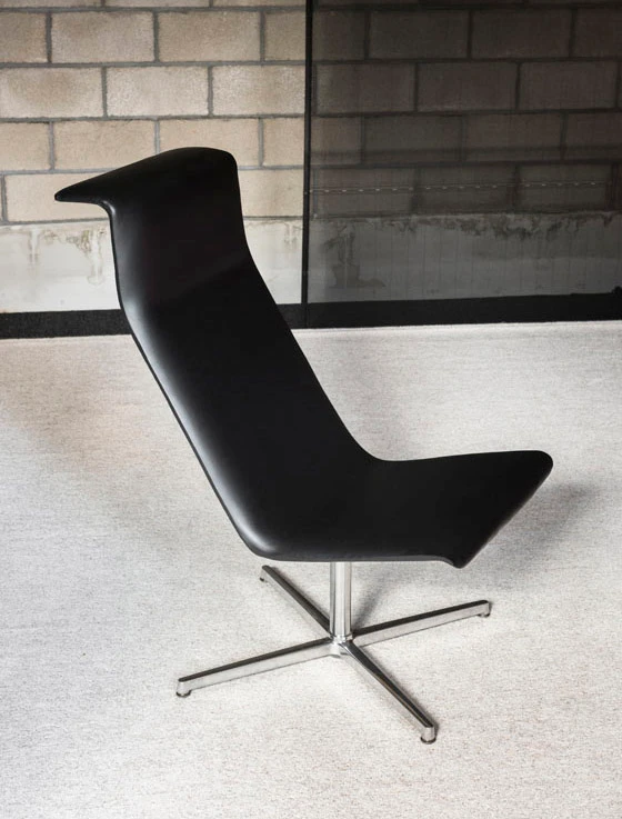 Produktlaunch auf dem diesjährigen Salone del Mobile: Alain Berteau überarbeitet seinen erfolgreichen TAB-Stuhl für Bulo. Das charakteristisch gefaltete Profil gibt es jetzt auch als Lounge Chair