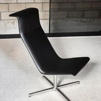 Produktlaunch auf dem diesjährigen Salone del Mobile: Alain Berteau überarbeitet seinen erfolgreichen TAB-Stuhl für Bulo. Das charakteristisch gefaltete Profil gibt es jetzt auch als Lounge Chair