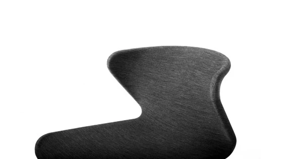 Die schaumlosen Softstühle FABRIC von Objekten Systems sind aus einem innovativen, recyclebaren, 3D-gestrickten Polyestergewebe, das auf einen Stahlrahmen gespannt wird