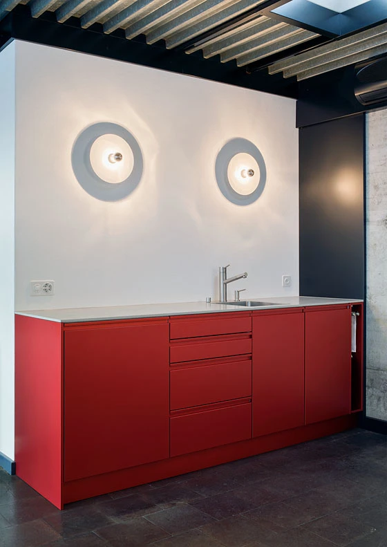 Variable: the aluminium fronts of the kitchen cabinets are available with a colourless or coloured anodised finish or can be powder-coated to customer specifications