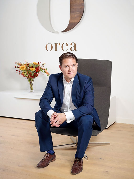 Oben: Dank einer speziellen Laser- technik verschmilzt die Kante mit der Platte optisch zu einer Einheit. Mitte: Elemente für das Innenleben der Möbel wie Scharniere oder Schubladen werden von Hand angebracht. Unten: David Spielhofer