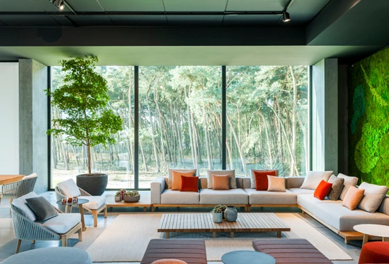 The company’s new office and 1000 m² showroom in Bilzen was designed by architect Nicolas Schuybroekin and interior architect Marc Merckx to provide spaces of an equivalent standard to high-end private projects