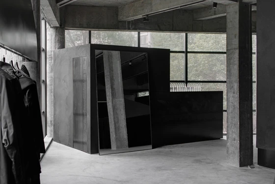 The monochrome treatment of AN Design’s concept store for Chinese fashion label Heike in Hangzhou, China is achieved using a black marble powder that lends texture to the surfaces. Photos: Yujie Liu