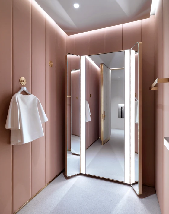 J&M Davidson in Mayfair, London evinces timeless glamour thanks to Universal Design Studio’s sharp eye. The material palette refers to the building’s terracotta-toned façade and bevelled edges recall exterior details. Photos: Charles Hosea