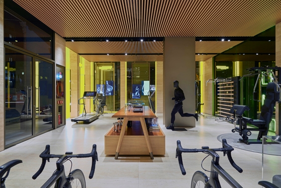 Das Innere des 750 qm grossen Stores wurde von Studio Antonio Citterio Patricia Viel Interiors als experimenteller Raum für die Interaktion mit den Produkten der Firma gestaltet