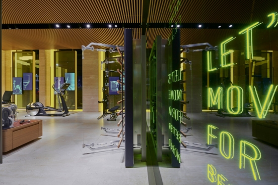 Interaktive Bildschirme auf Basis von Displays der (von Citterio entworfenen) Personal Line-Geräte ermöglichen den Besuchern, ihre Fitness zu testen und personalisierte Trainingsprogramme zu entwickeln