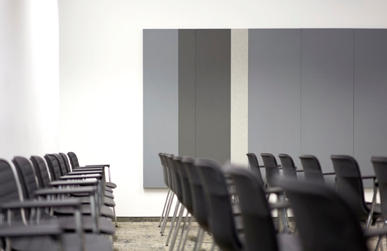 Für die Sparkasse Giessen verwendetet das Frankfurter Büro MOHO 1 acousticpearls Systempaneele Wall Cover, die eine grafische, optische Textur geben, während die freistehenden Architects Textile Paneele den Raum gliedern. Fotos: Norbert Miguletz
