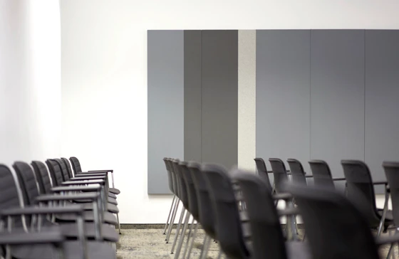 Für die Sparkasse Giessen verwendetet das Frankfurter Büro MOHO 1 acousticpearls Systempaneele Wall Cover, die eine grafische, optische Textur geben, während die freistehenden Architects Textile Paneele den Raum gliedern. Fotos: Norbert Miguletz