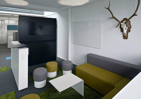 Der österreichische Hersteller Bene gestaltete mit Hilfe von acousticpearls einige Büros im Flughafen München neu. In dem grossen, offenen Raum dämpft das Paneelsystem Architects Textile Schall und gibt Privatsphäre. Fotos: Markus Bstieler