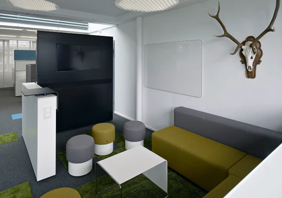 Der österreichische Hersteller Bene gestaltete mit Hilfe von acousticpearls einige Büros im Flughafen München neu. In dem grossen, offenen Raum dämpft das Paneelsystem Architects Textile Schall und gibt Privatsphäre. Fotos: Markus Bstieler