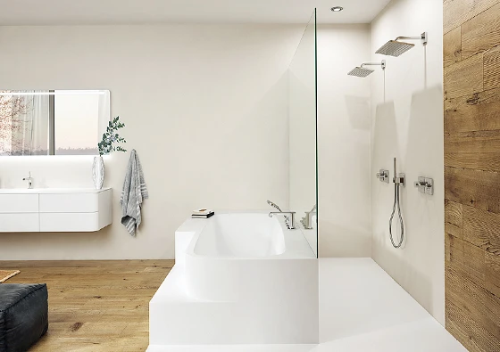 Reinweiss: Bei «purity» sind Badewanne und Dusche zwar fugenlos verbunden, aber funktional getrennt