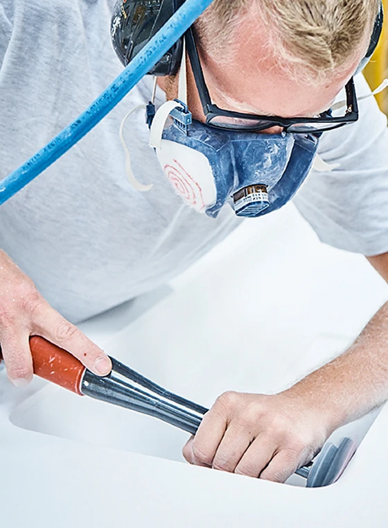 Ein Mitarbeiter verpasst einem Corian-Waschbecken den letzten Schliff