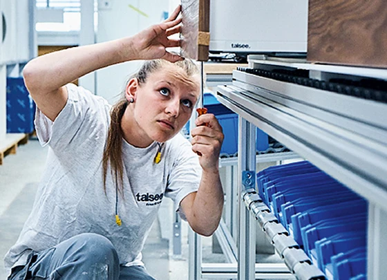 Sämtliche Komponenten eines Badmöbels werden sorgfältig montiert