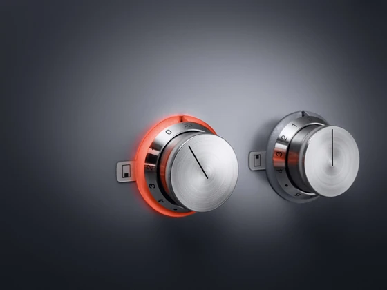 The unit’s knobs (seen in close-up, below) are mounted on the front of it rather than on top of it just as they are in professional kitchens