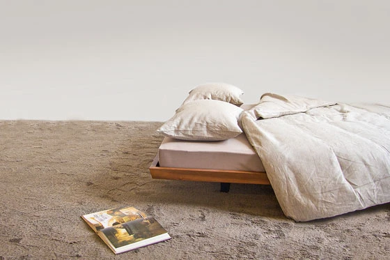 Schwebend und doch massiv: Das Bett «nido», designt von Fabian Schwaerzler