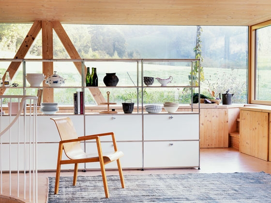 Global seller: USM furniture is produced to order in Münsingen and sold in over 40 countries worldwide (top). Coherent: different USM furniture lines can be combined to create an individual atmosphere (bottom)